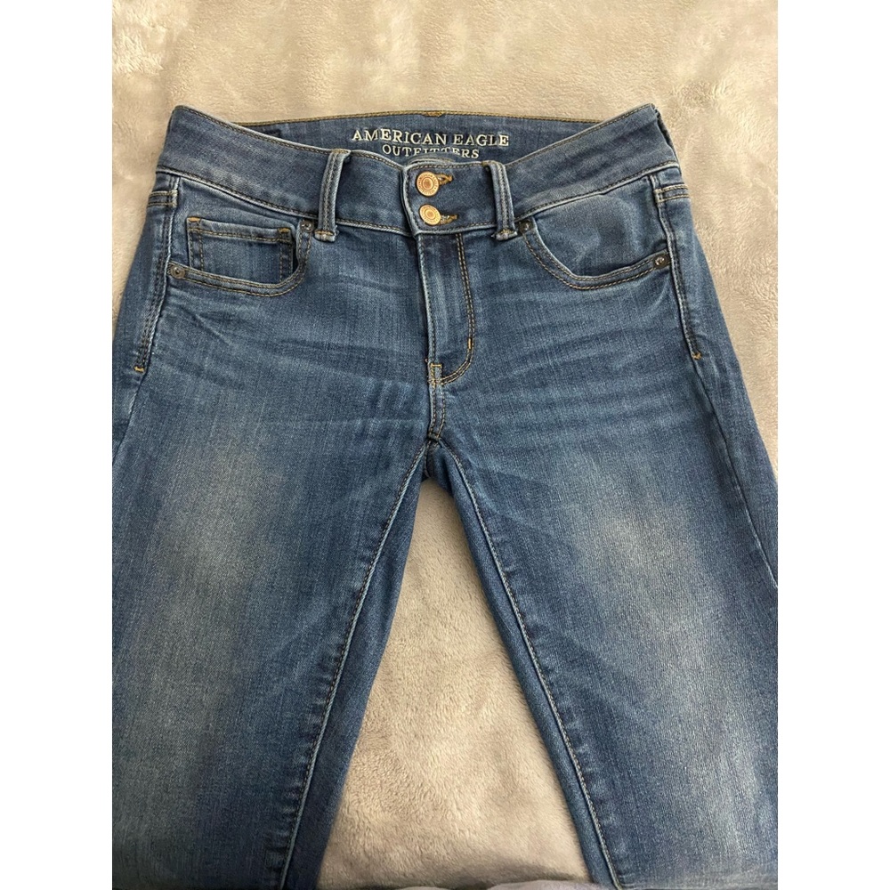 EUC AMERICAN EAGLE CROPPED JEANS SIze 4